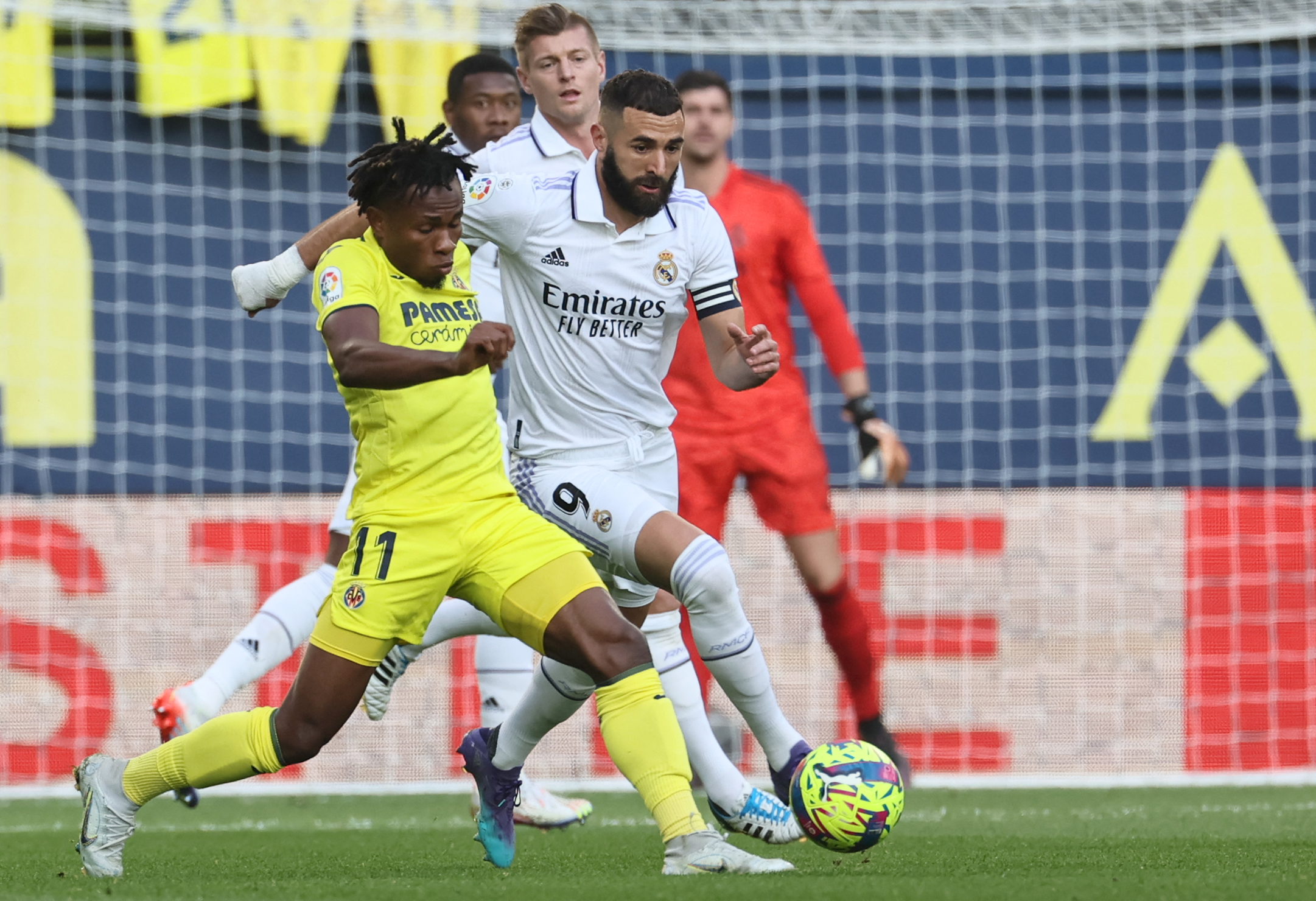 Villarreal's Nigerian midfielder Samuel Chukwueze (L) vies with Real Madrid's French forward Karim Benzema during the Spanish League football match between Villarreal CF and Real Madrid CF at La Ceramica stadium in Villarreal on January 7, 2023.