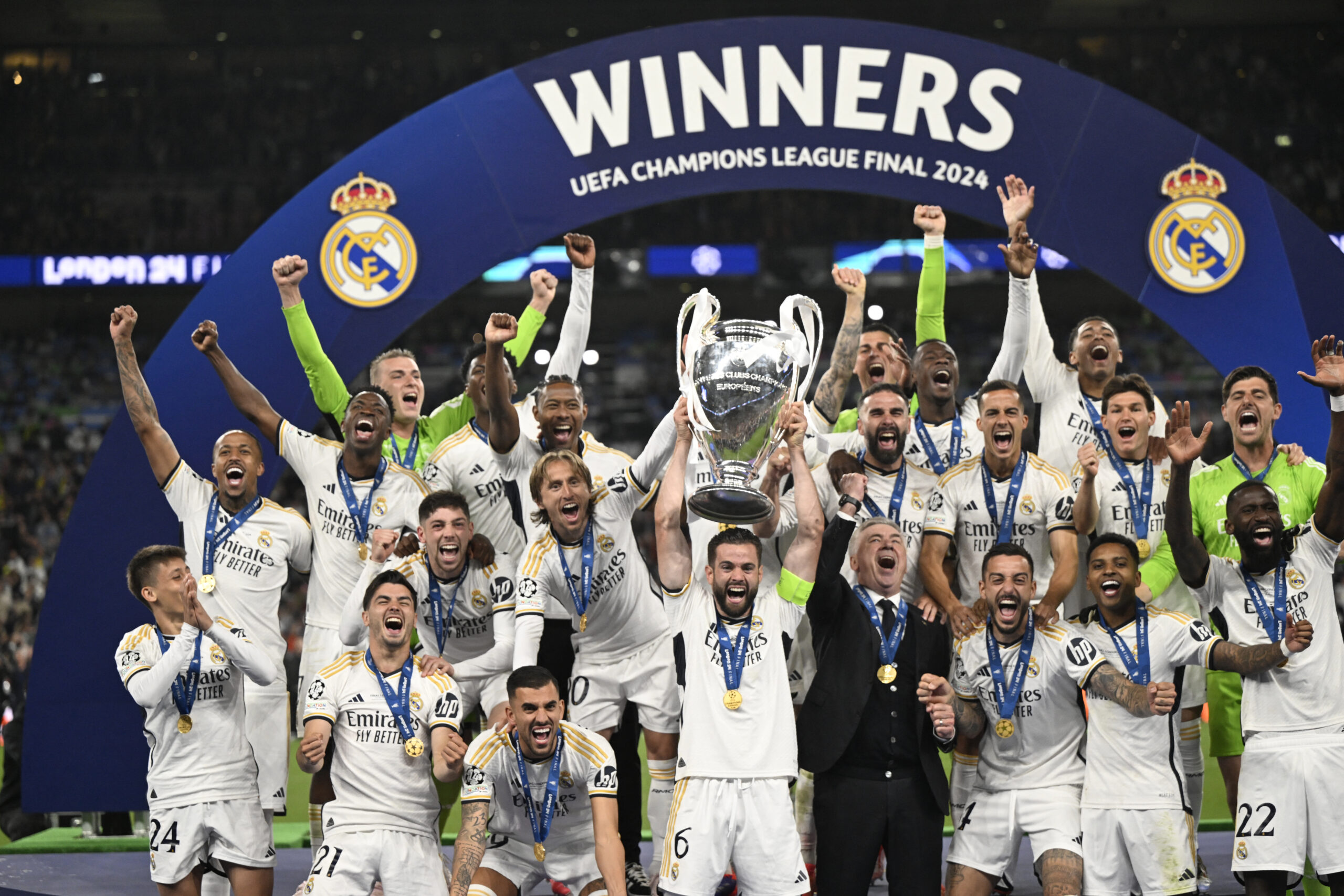 Real Madrid's Spanish defender #06 Nacho Fernandez (C) and Real Madrid's players lift the trophy to celebrate their victory at the end of the UEFA Champions League final football match between Borussia Dortmund and Real Madrid, at Wembley stadium, in London, on June 1, 2024.