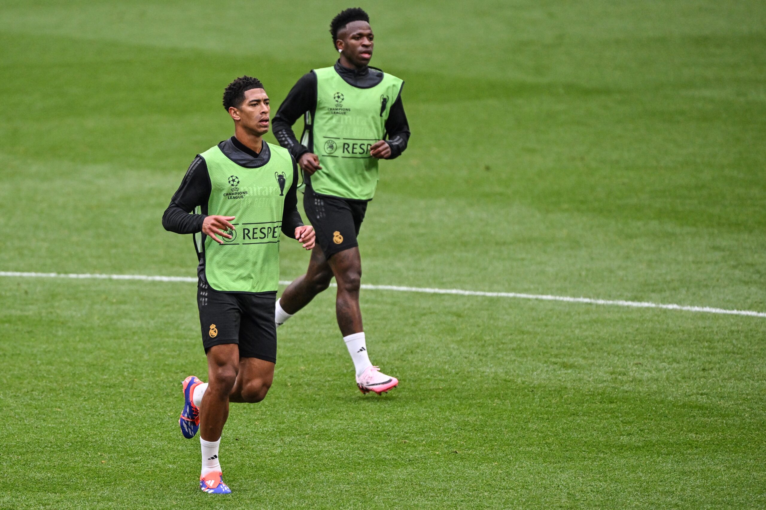 Real Madrid's English midfielder #5 Jude Bellingham (L) and Real Madrid's Brazilian forward #07 Vinicius Junior take part in a training session at Wembley stadium, in London, on May 31, 2024 on the eve of their UEFA Champions League final football match against Borussia Dortmund.