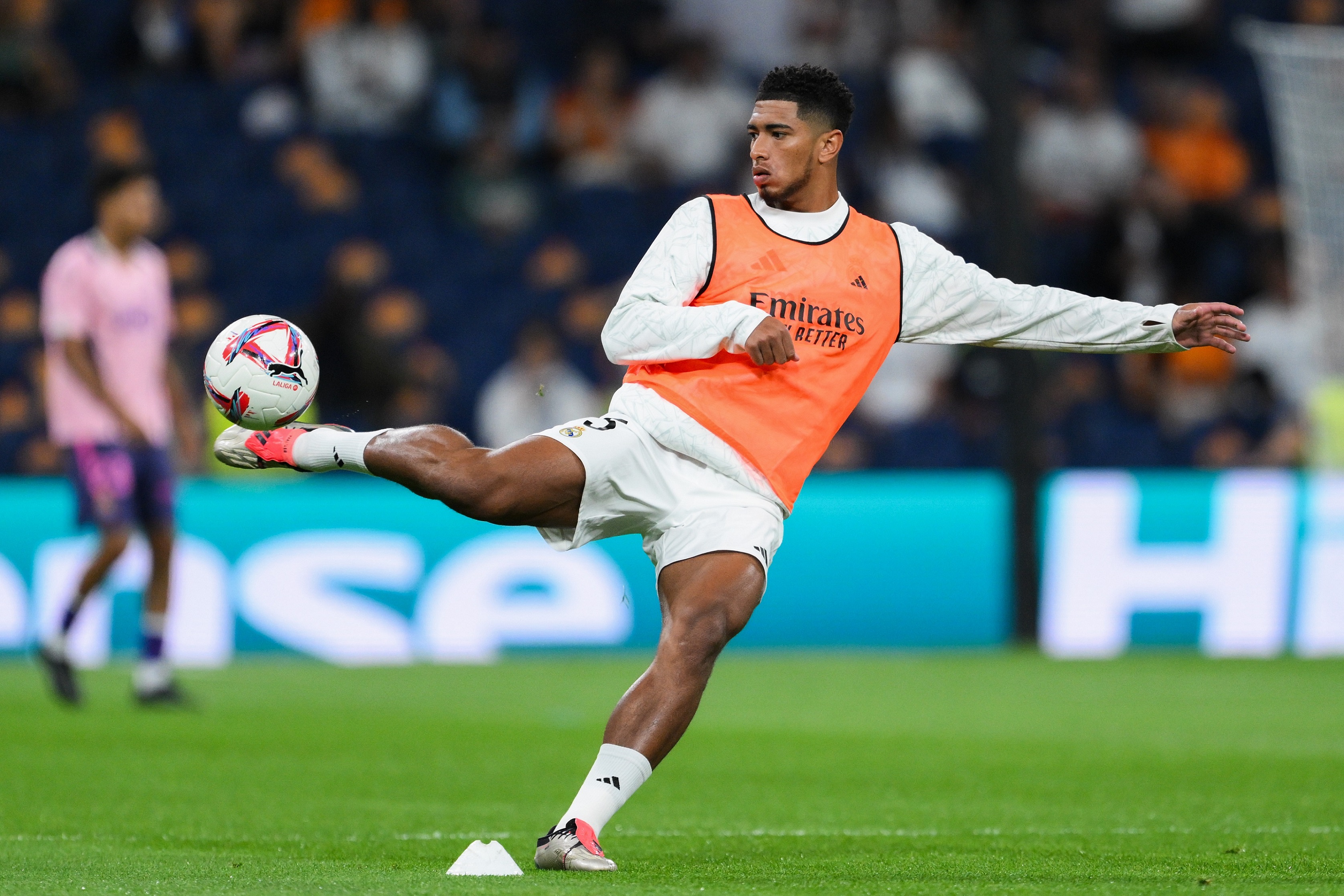 MADRID, SPAIN - SEPTEMBER 21: Jude Bellingham of Real Madrid warms up prior to the LaLiga match between Real Madrid CF and RCD Espanyol de Barcelona at Estadio Santiago Bernabeu on September 21, 2024 in Madrid, Spain.