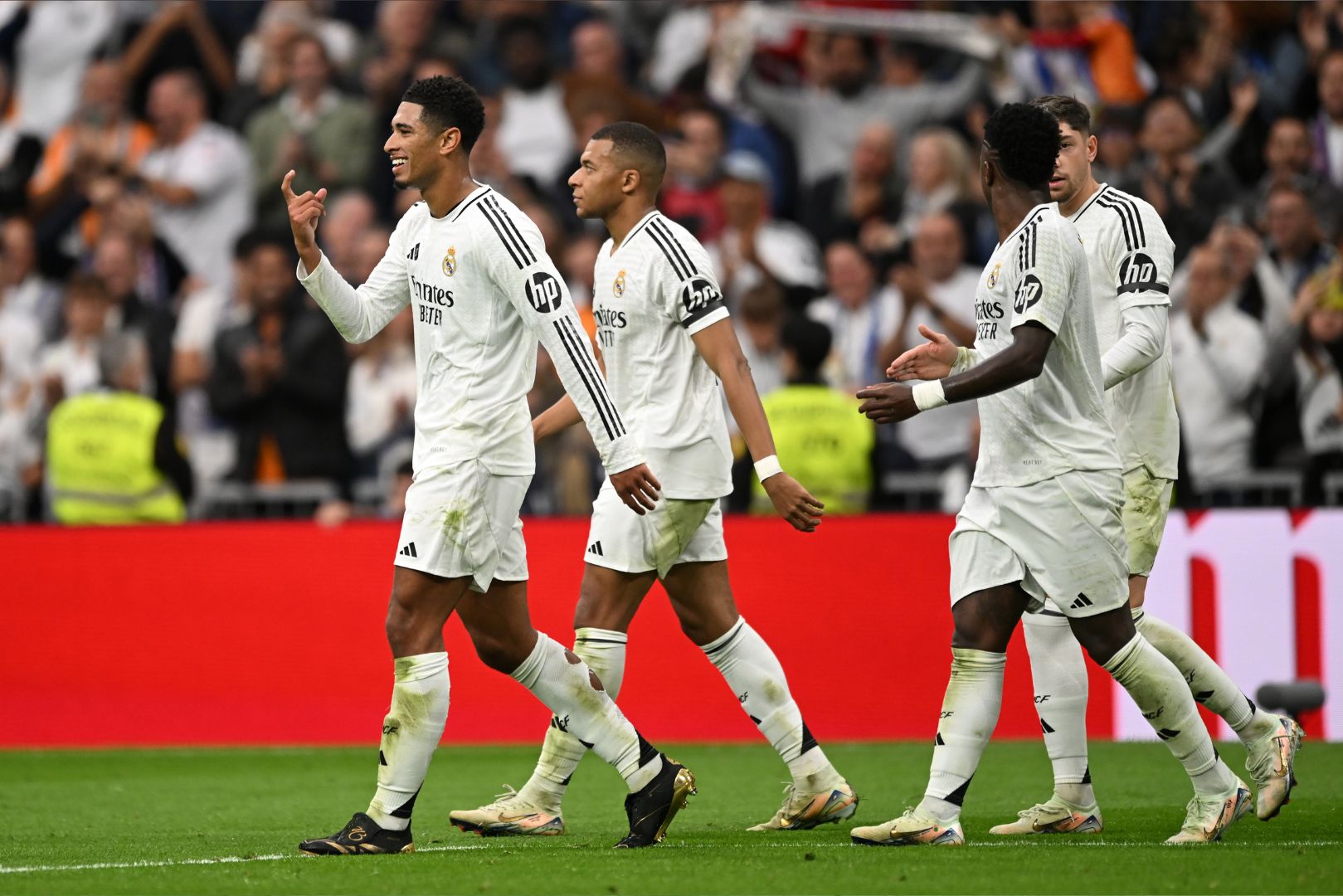 MADRID, SPAIN - NOVEMBER 09: Jude Bellingham of Real Madrid celebrates scoring his team's second goal during the LaLiga match between Real Madrid CF and CA Osasuna at Estadio Santiago Bernabeu on November 09, 2024 in Madrid, Spain.