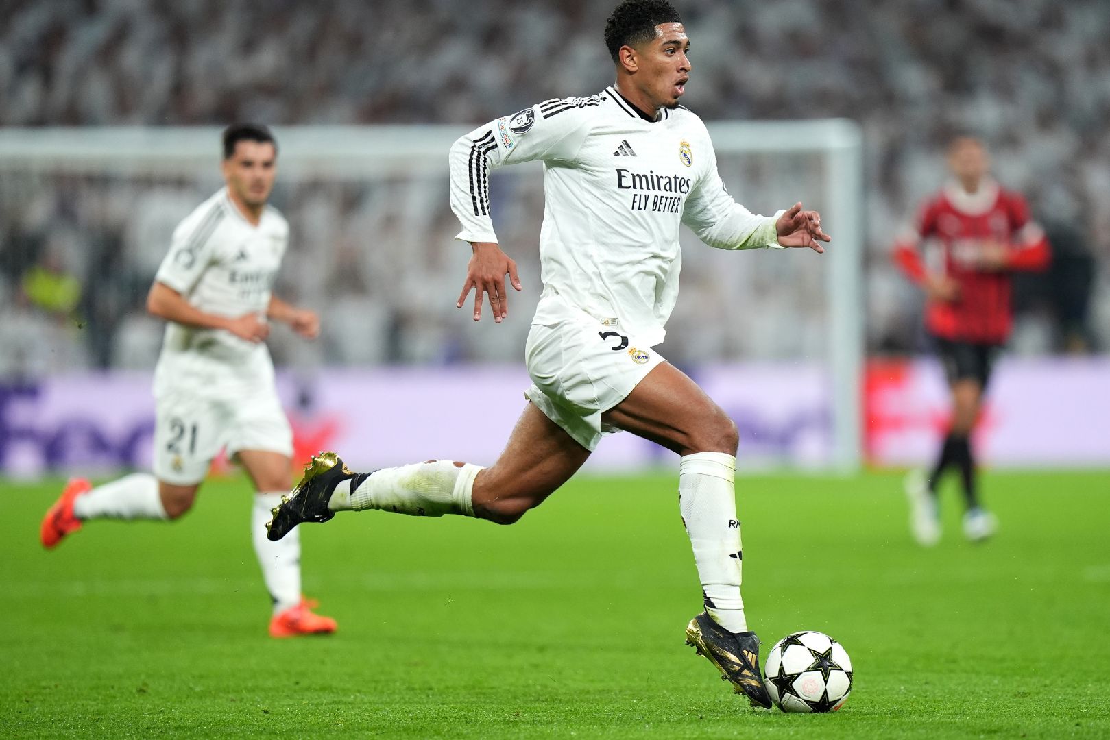 MADRID, SPAIN - NOVEMBER 05: Jude Bellingham of Real Madrid runs with the ball during the UEFA Champions League 2024/25 League Phase MD4 match between Real Madrid C.F. and AC Milan at Estadio Santiago Bernabeu on November 05, 2024 in Madrid, Spain.