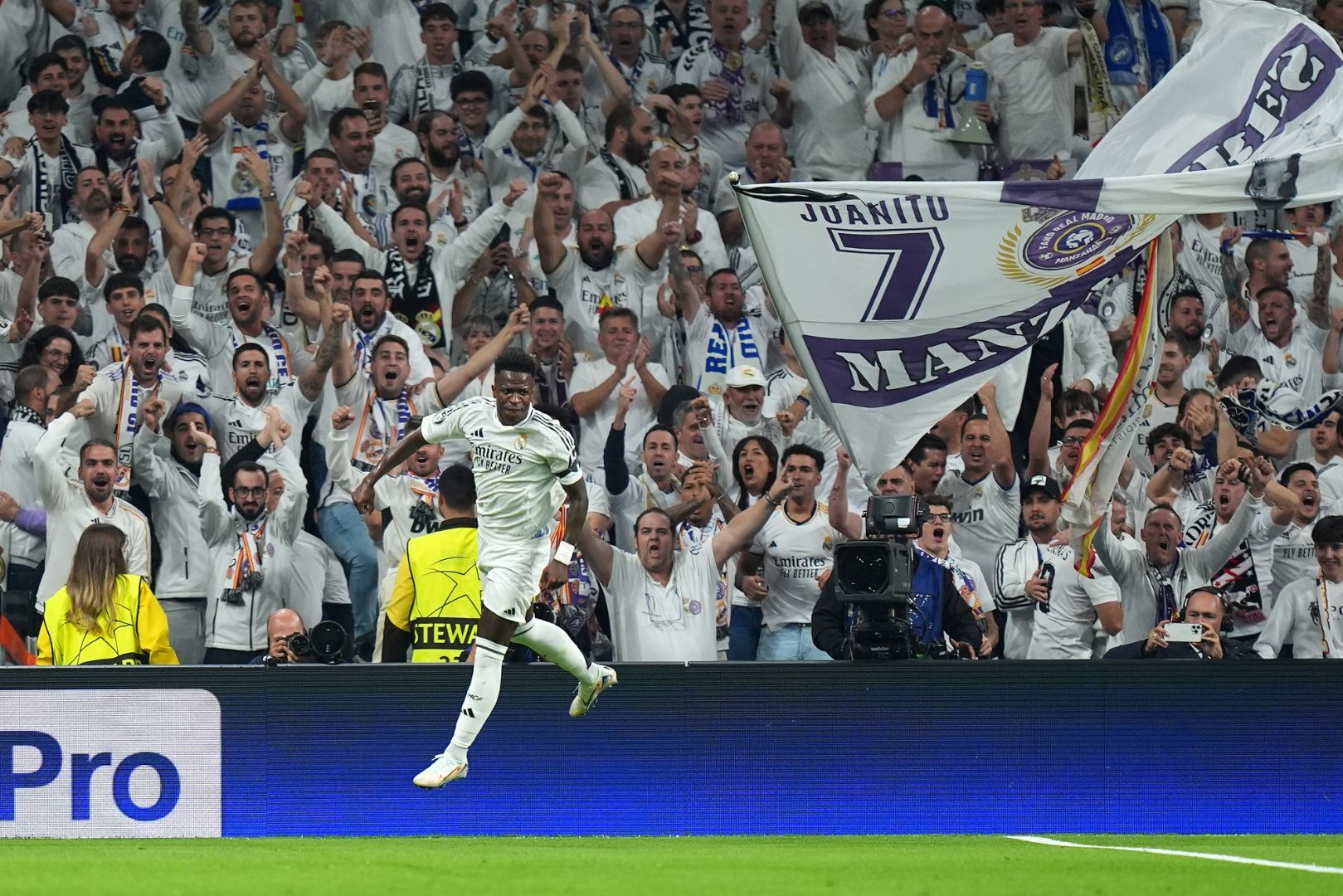 MADRID, SPAIN - NOVEMBER 05: Vinicius Junior of Real Madrid celebrates scoring his team's first goal from the penalty-spot during the UEFA Champions League 2024/25 League Phase MD4 match between Real Madrid C.F. and AC Milan at Estadio Santiago Bernabeu on November 05, 2024 in Madrid, Spain.