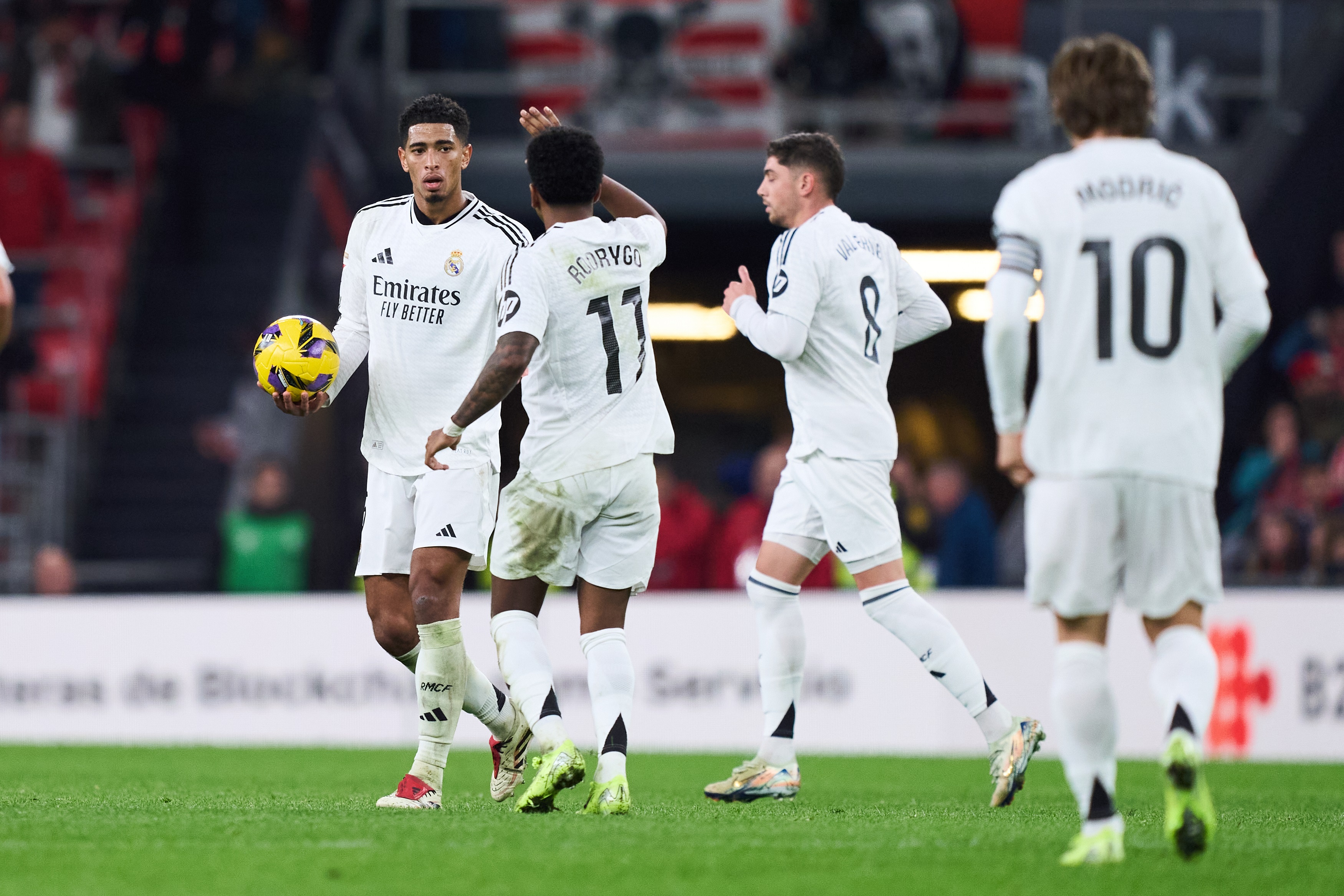 BILBAO, SPAIN - DECEMBER 04: Jude Bellingham of Real Madrid celebrates with teammate Rodrygo after scoring his team's first goal during the LaLiga match between Athletic Club and Real Madrid CF at Estadio de San Mames on December 04, 2024 in Bilbao, Spain.