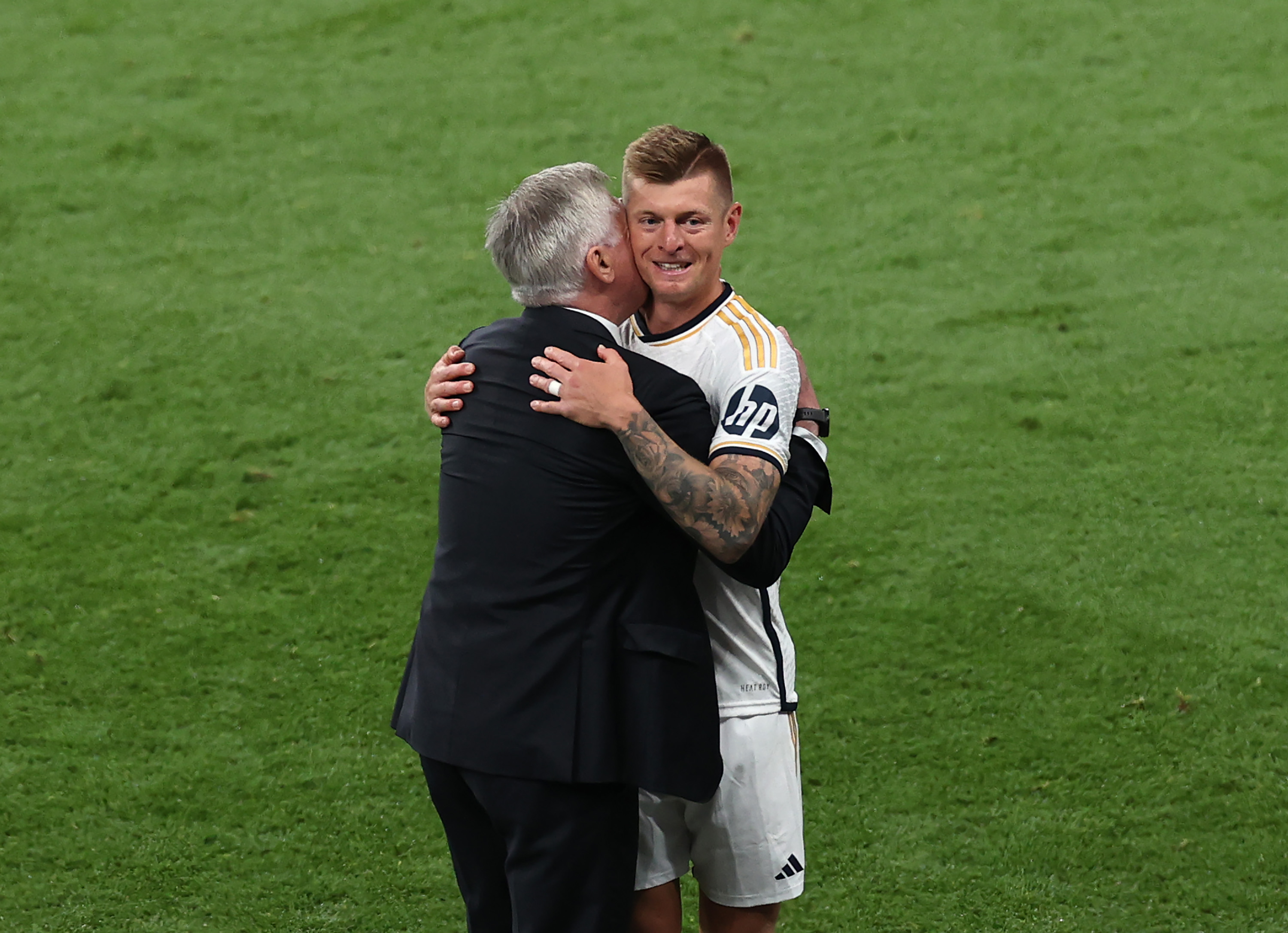LONDON, ENGLAND - JUNE 01: Carlo Ancelotti, Head Coach of Real Madrid, embraces Toni Kroos of Real Madrid as he leaves the field after being substituted during the UEFA Champions League 2023/24 Final match between Borussia Dortmund and Real Madrid CF at Wembley Stadium on June 01, 2024 in London, England.