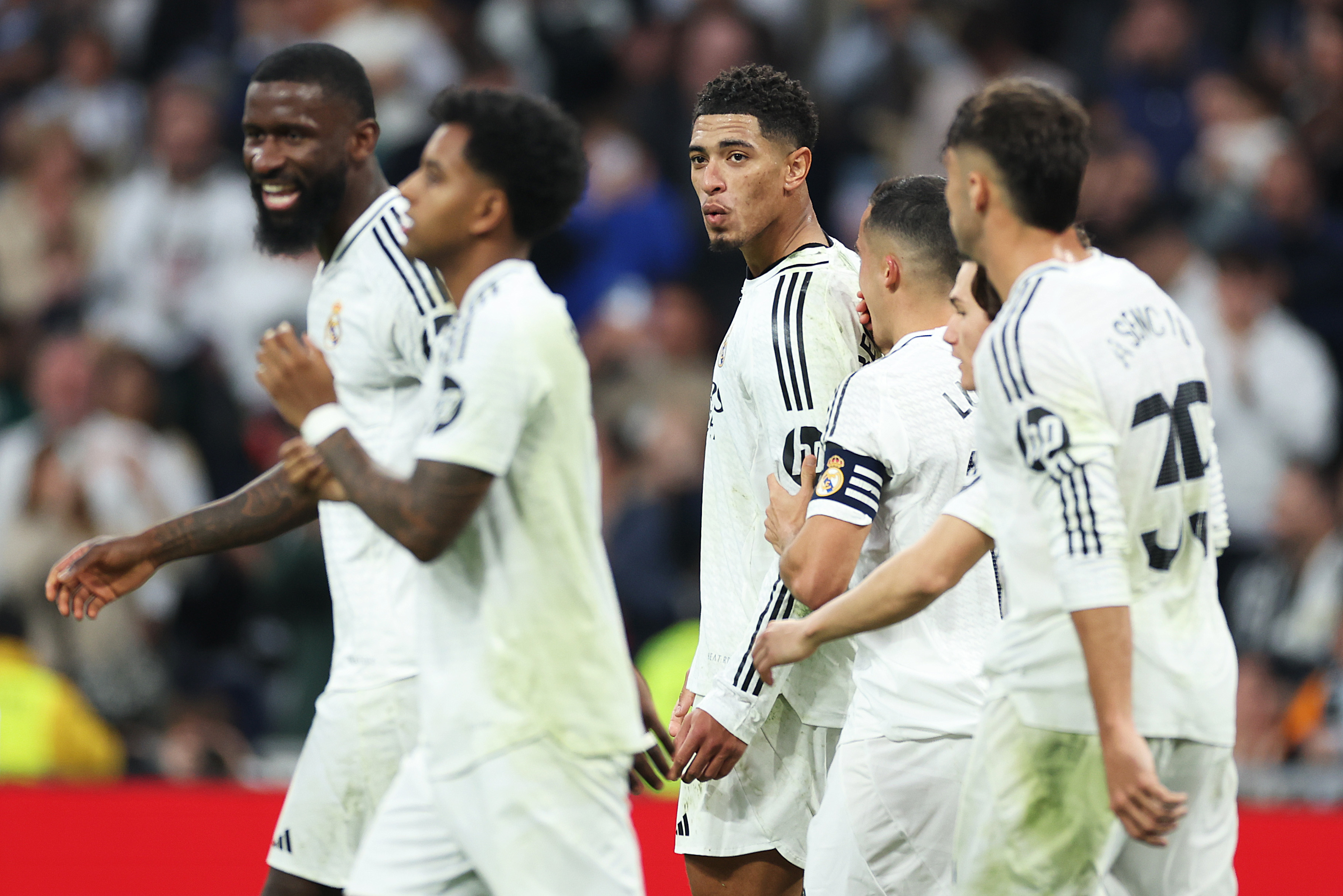 MADRID, SPAIN - DECEMBER 01: Jude Bellingham of Real Madrid celebrates scoring his team's first goal from a penalty kick during the LaLiga match between Real Madrid CF and Getafe CF at Estadio Santiago Bernabeu on December 01, 2024 in Madrid, Spain.
