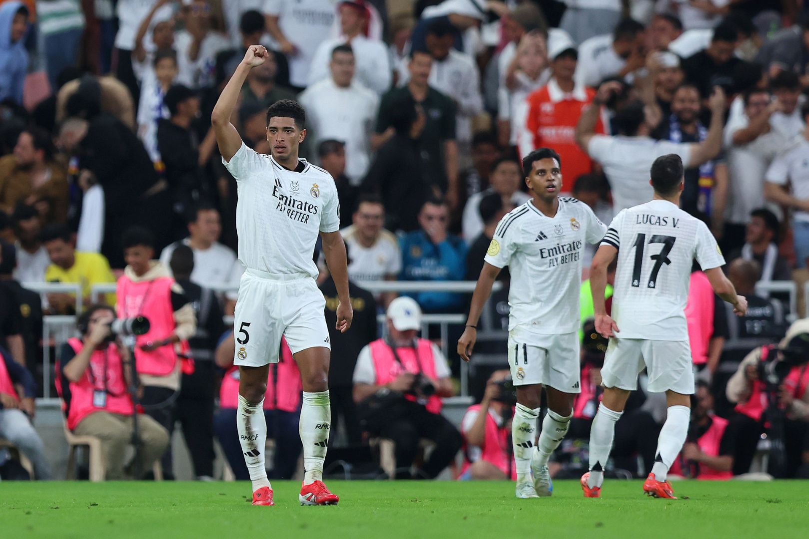 JEDDAH, SAUDI ARABIA - JANUARY 09: Jude Bellingham of Real Madrid celebrates scoring his team's first goal during the Spanish Super Cup Semi-Final match between Real Madrid and RCD Mallorca at King Abdullah Sports City on January 09, 2025 in Jeddah, Saudi Arabia.