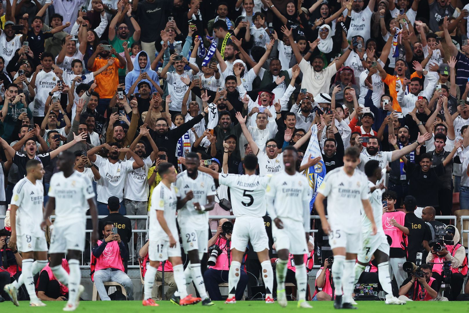 JEDDAH, SAUDI ARABIA - JANUARY 09: Jude Bellingham of Real Madrid celebrates scoring his team's first goal during the Spanish Super Cup Semi-Final match between Real Madrid and RCD Mallorca at King Abdullah Sports City on January 09, 2025 in Jeddah, Saudi Arabia.