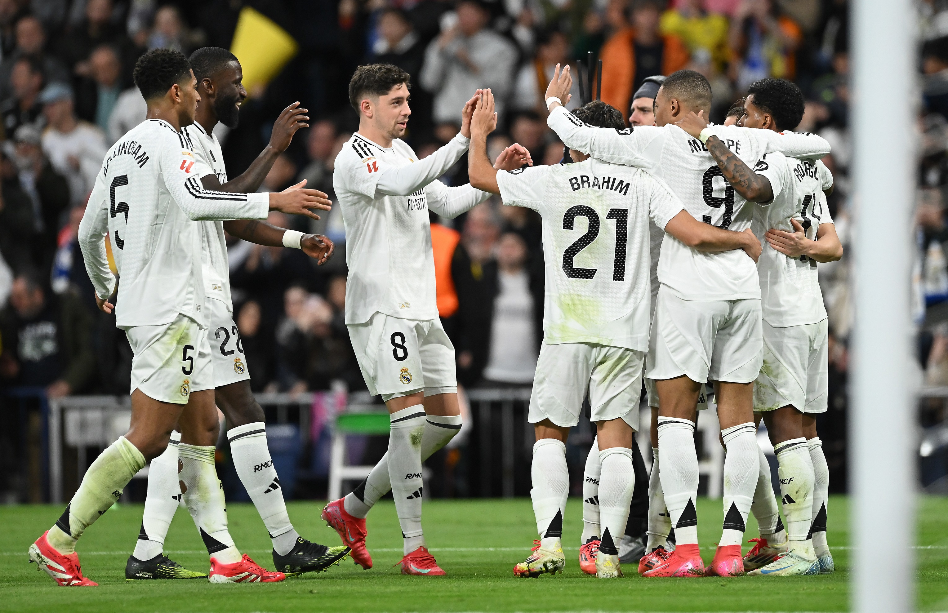 MADRID, SPAIN - JANUARY 19: Rodrygo (unseen) celebrates after scoring his team's 4th goal with Federico Valverde and teammates of Real Madrid during the LaLiga match between Real Madrid CF and UD Las Palmas at Estadio Santiago Bernabeu on January 19, 2025 in Madrid, Spain.