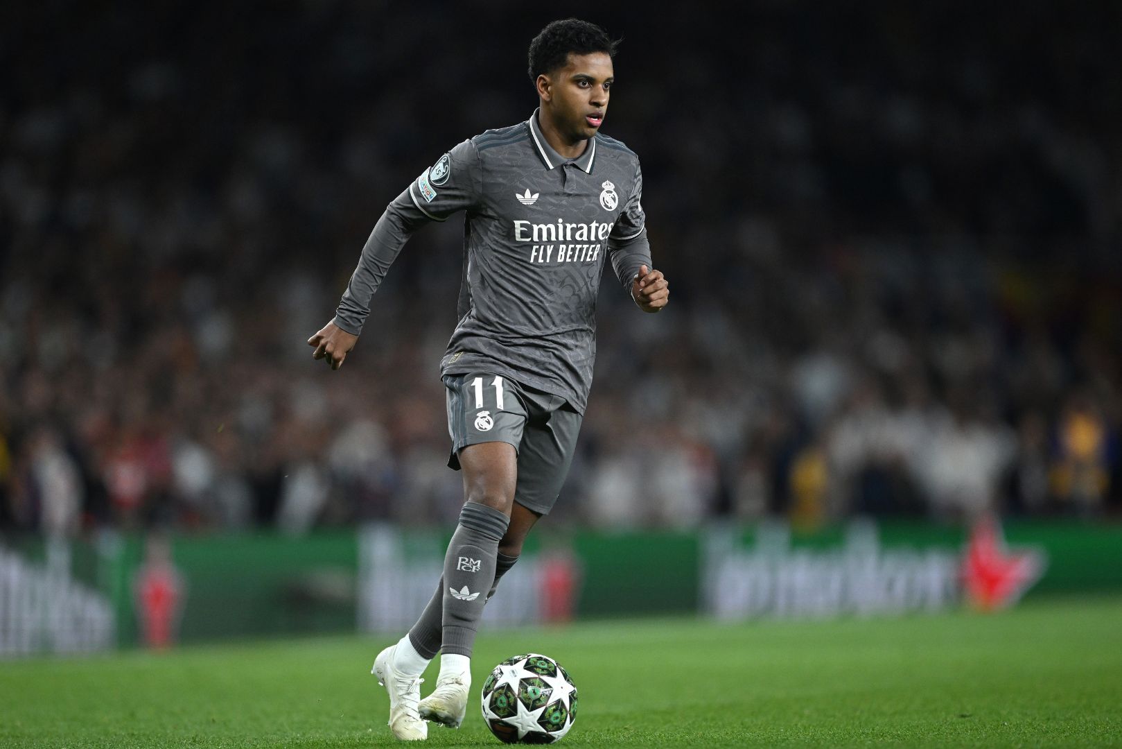 LONDON, ENGLAND - APRIL 08: Rodrygo of Real Real Madrid runs with the ball during the UEFA Champions League 2024/25 Quarter Final First Leg match between Arsenal FC and Real Madrid C.F. at Emirates Stadium on April 08, 2025 in London, England.