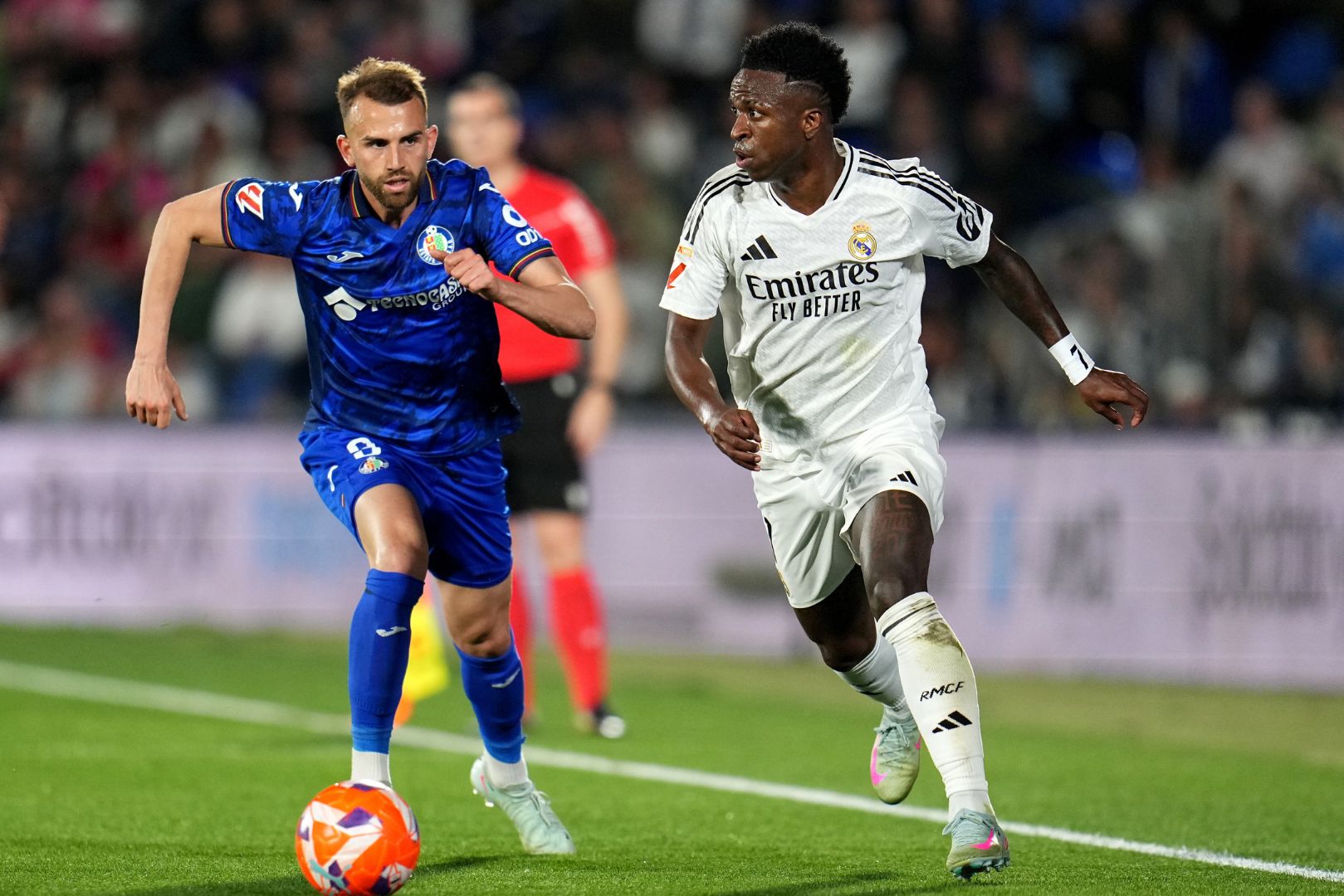 GETAFE, SPAIN - APRIL 23: Vinicius Junior of Real Madrid runs with the ball under pressure from Borja Mayoral of Getafe CF during the LaLiga match between Getafe CF and Real Madrid CF at Coliseum Alfonso Perez on April 23, 2025 in Getafe, Spain.